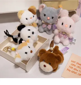 Deliziosi dettagli di peluche di animali carini con gatti, conigli e orsi in primo piano.