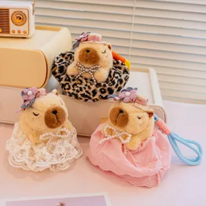 Simpatico portachiavi in peluche capibara, adorabile giocattolo animale con vestito e cappello.