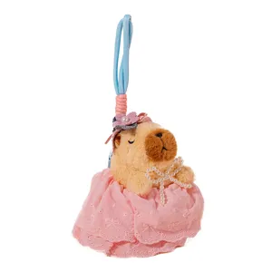 Simpatico portachiavi in morbido peluche capibara con abito rosa e collana di perle.