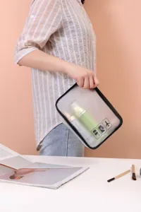 Transparante mat PVC cosmetische tas met zwarte rand, waterdichte reistoilettas opbergtas.