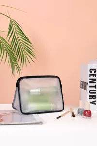 Detailopname van de mat doorzichtige PVC cosmetische tas met waterdichte textuur.
