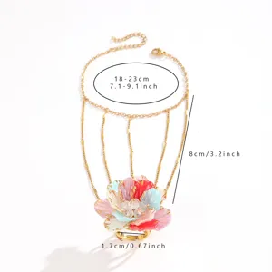 Vista detallada de la pulsera de cadena multicapa de estilo vintage frances con flor.