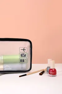 Transparante PVC toilettas detail, waterdichte make-up opbergtas met zwarte rits.