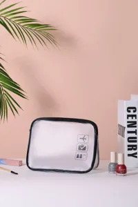 Gedetailleerd overzicht van matte PVC reiscosmeticatas, transparante waterdichte opbergorganizer.
