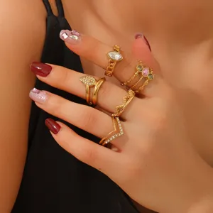 Set di anelli impilabili geometrici dorati con zirconi cubici e cristalli per donne.