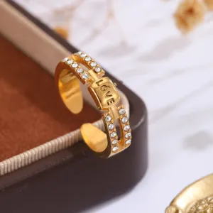 Anello aperto geometrico con strass amore da donna, elegante gioiello in metallo dorato.