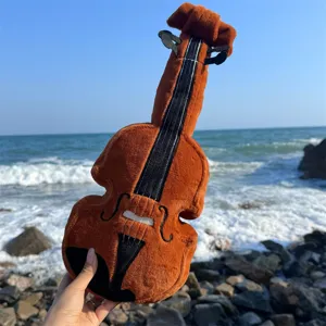 Oreiller en peluche violon doux, détail jouet instrument musique avec texture de tissu.