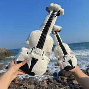 Vue détaillée du jouet violon en peluche créatif montrant un tissu doux et un design réaliste.