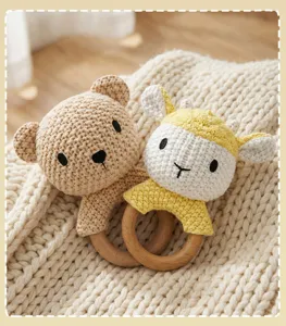 Handgemachte Häkel-Babyrassel mit Holzring, süßes Tier-Design für die sensorische Entwicklung.