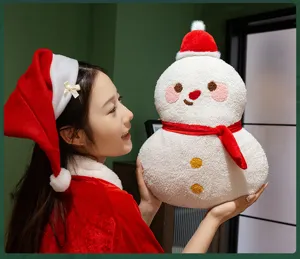 Peluche bonhomme de neige de Noël vue détaillée, coussin douillet avec écharpe et joli bonnet.