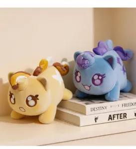 Dettaglio peluche gatto unicorno carino, morbido animale di peluche con ali, decoro.