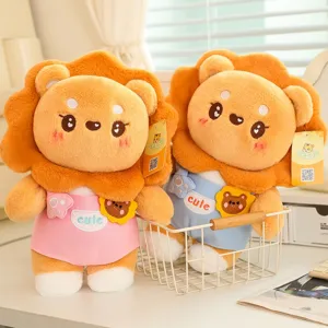 Süßes Löwen Plüschtier mit Latzhose, weiche Stoffpuppe, ideales Kuschelkissen und Geburtstagsgeschenk.