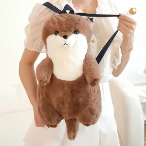 Vista dettaglio zaino peluche lontra di mare, morbido zainetto marrone per look quotidiano.