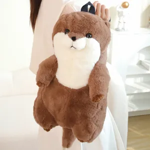 Vista dettagliata di zaino peluche lontra morbida marrone e bianca indossato sulla schiena.