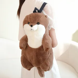 Vista dettagliata dello zaino in peluche a forma di lontra con morbida pelliccia marrone.