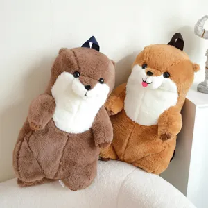 Primo piano dettagliato del simpatico zaino in peluche a forma di lontra con morbida pelliccia.