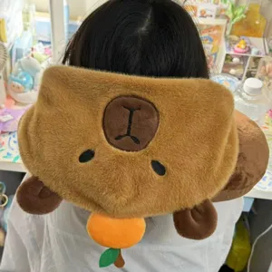 Detalle del cojín de cuello con capucha de carpincho, peluche suave con naranja para viaje.