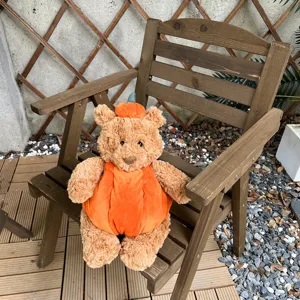 Simpatico peluche orsetto zucca di Halloween, morbida bambola farcita per regalo festivo.