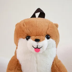 Zaino carino con lontra di peluche primo piano bambola animale morbida trama dettaglio