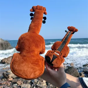 Vue detaillee coussin violon peluche, jouet instrument de musique doux cadeau exceptionnel.