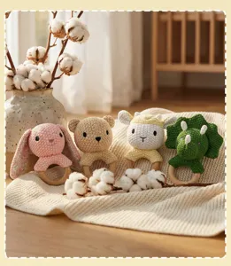 Handgefertigte Häkel-Tier-Babyrasseln im Set mit niedlichen Motiven und Holzringen.