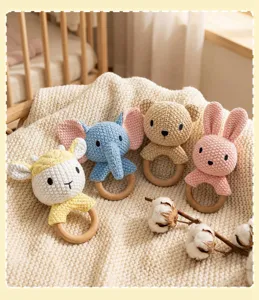 Handgemachte Häkel-Tier-Babyrassel mit Holzring, gemütliches Kinderzimmer-Detail-Design.