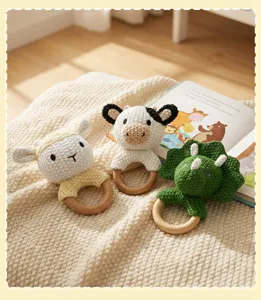 Handgefertigtes Häkel Baby Rassel Set mit Holzringen, süße Tier Sensorikspielzeuge.