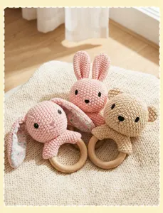 Handgehäkelte Baby Rasseln mit Holzring, süße Tier Plüschtiere für sensorisches Spielen.