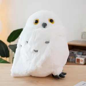 Primer plano detalle de un tierno peluche de búho blanco, animal de peluche suave y ojos.