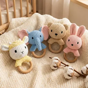 Handgefertigte Häkel-Babyrassel-Set mit Holzring Sensorikspielzeug für Neugeborene