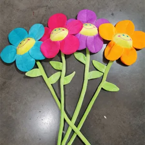 Set di giocattoli di peluche con fiori smiley colorati, simpatiche bambole di girasole con steli.