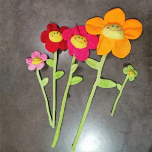 Simpatico giocattolo in peluche girasole sorridente cartone animato colorato bambola fiore.