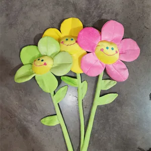Giocattoli di girasole sorridenti in peluche con gambi lunghi, simpatiche bambole regalo.