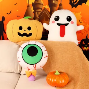 Ensemble de coussins en peluche Halloween avec fantôme, citrouille et globe oculaire.