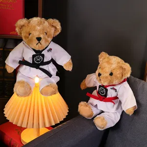 Ours en peluche taekwondo mignon poupée en peluche pour cadeau enfants détails.