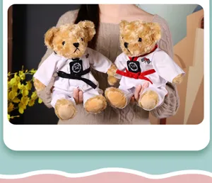 Vue détaillée d'une adorable peluche d'ours en peluche Taekwondo avec ceintures.