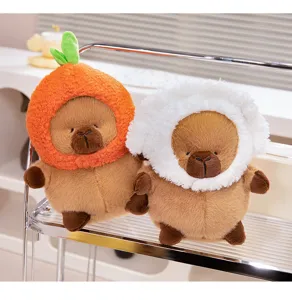 Niedliches Kapibara Plueschtier mit Hueten, weiche Stofftier Puppe Detailansicht als Geschenk.