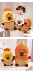 Süßes Kapibara Plüschtier mit Fruchtmütze Detail, weiche Stofftier Puppe als Geschenk.