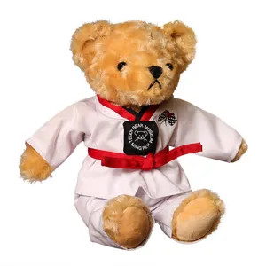 Adorable peluche d'ours en peluche Taekwondo en uniforme dobok blanc avec ceinture rouge pour enfants.