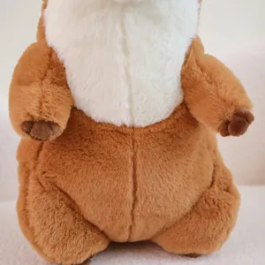 Primo piano carino di giocattolo di lontra marina di peluche marrone e bianco, morbido.