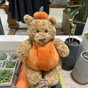 Orsacchiotto di peluche zucca di Halloween, simpatica bambola marrone regalo e decorazione.