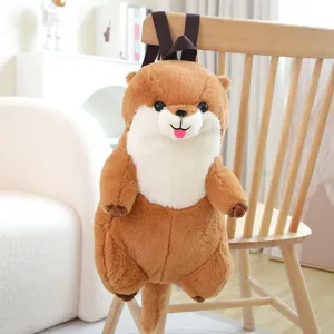 Dettaglio dello zaino di peluche a forma di lontra carina con morbida pelliccia marrone chiaro.