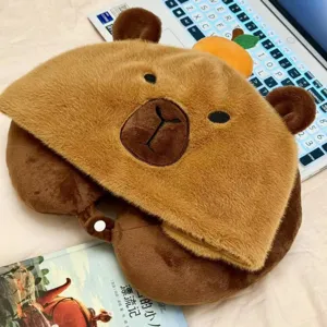 Lindo cojín de viaje en U con capucha de capibara y peluche, suave y cómodo para descansar.