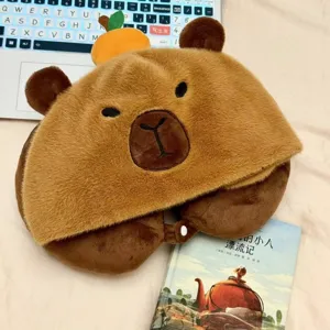 Bonito cojín de viaje Capybara con capucha, suave almohada de cuello de felpa como regalo.