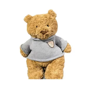 Süßer Plüsch Teddybär Puppe trägt einen stilvollen grauen Strickpullover Kuscheltier Kleidung.