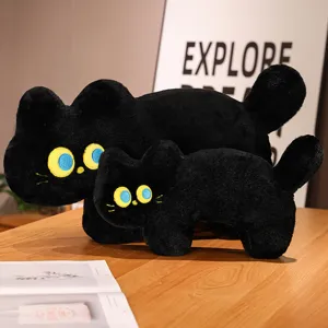Vista detallada cojín de felpa de gato negro lindo, diseño de pie, juguete de decoración suave.