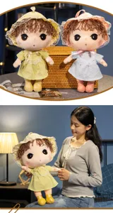 Schönes Landhausstil Plüschpuppen Mädchen Spielzeug mit Hut und Kleid für Kinder.