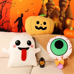 Ensemble de peluches d'Halloween avec oreillers fantôme, citrouille et globe oculaire.