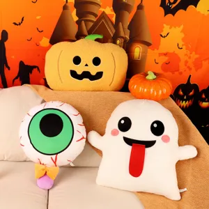 Vue détaillée des coussins en peluche d'Halloween avec citrouille, globe oculaire.