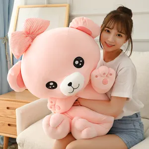 Detalle de oso de peluche rosa con tela suave, lazo lindo y patas para un sueño agradable.